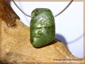 Peridot Trommelstein gebohrt