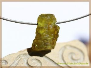 Chrysoberylll grün Rohsteinform gebohrt