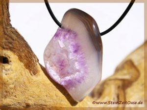 Amethyst auf Chalcedon Schmuckstein gebohrt