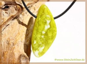 Lizardit (Norwegische Jade / Serpentin) Schmuckstein / Scheibenstein gebohrt