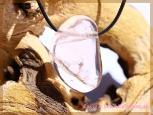 Fluorit rosa Trommelstein gebohrt / Regenbogenkristall