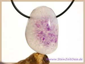 Amethyst auf Chalcedon Schmuckstein / Trommelstein gebohrt