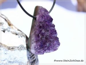 Amethyst mitteldunkel Schmuckstein / Kristallstufe gebohrt