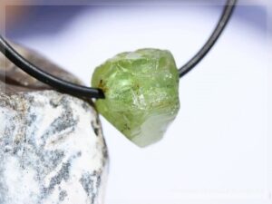 Apatit grün Kristall Rohsteinrom gebohrt
