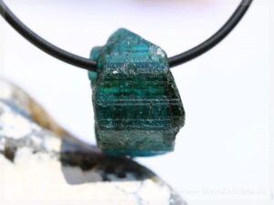 Turmalin blau Indigolith Kristall Rohstein gebohrt