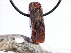 Zirkon (Hyazinth) Kristallstab mit Spitze / Rohstein gebohrt