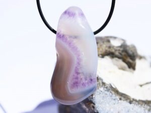 Amethyst auf Chalcedon Schmuckstein / Scheibenstein gebohrt