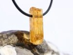 Topas Imperial (Goldtopas ) Kristallstab / Rohsteinform gebohrt