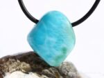 Larimar (Pektolith blau) Scheibenstein / Schmuckstein gebohrt