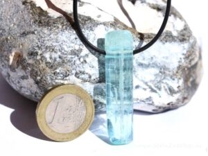 Aquamarin Kristallstab Schmuckstein gebohrt