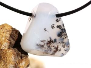 Dendritenopal Schmuckstein / Trommelstein gebohrt