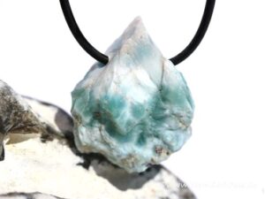 Larimar Pektolith blau Rohstein gebohrt