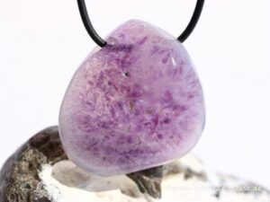 Amethyst auf Chalcedon Schmuckstein Trommelstein gebohrt