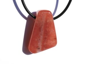 Chalcedon rot (Blutchalcedon) Schmuckstein / Trommelstein / Scheibenstein gebohrt